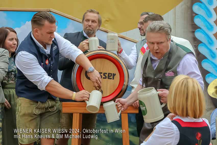 26.09.2024, Wiener Prater/Kaiserwiese, WIENER KAISER WIESN 2024 – Eröffnungstag, Oktoberfest in Wien
im Bild: Dompfarrer Toni Faber, Hans Knauss, BM Michael Ludwig, Johann Pittermann -GF Kaiser Wiesn, -traditioneller Bieranstich, -a d Bühne,